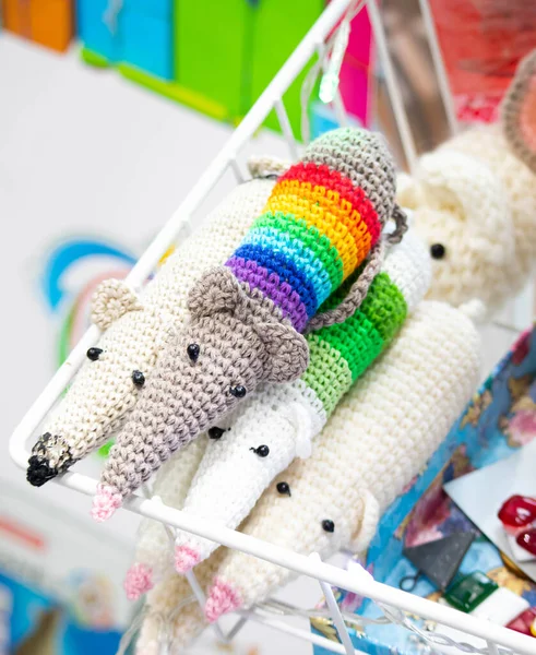 Fare bebek örüyorum. Kavram: Doğu takvimine göre sıçan yılı. El yapımı bebek. Fare oyuncağı. Tığ işi doldurulmuş hayvanlar. Minyatür tığ işi.