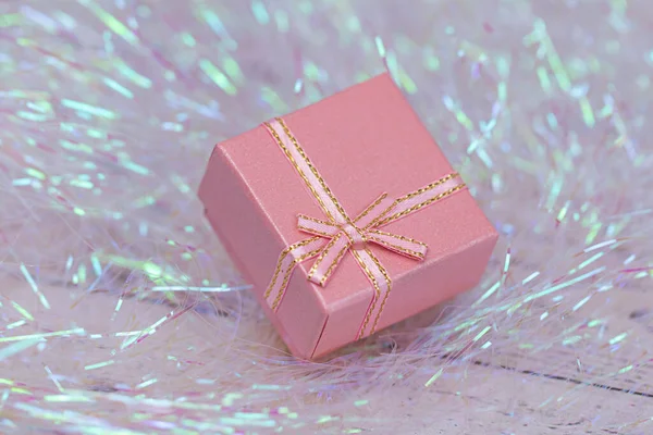 Pink Gift Box Golden Bow Lies Sparkling Background Gift Wrapping — Stock Photo, Image