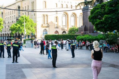 Rustaveli metro istasyonunun önünde polis tarafından korunan barışçıl protestocular. George Floyd Asya 'da protesto yapıyor. Tiflis. Georgia.04.06.2020