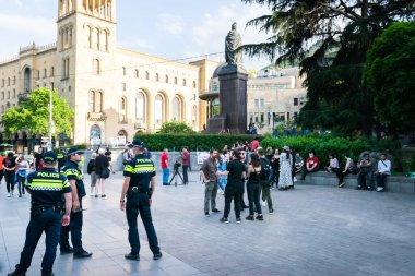 Rustaveli metro istasyonunun önünde polis tarafından korunan barışçıl protestocular. George Floyd Asya 'da protesto yapıyor. Tiflis. Georgia.04.06.2020