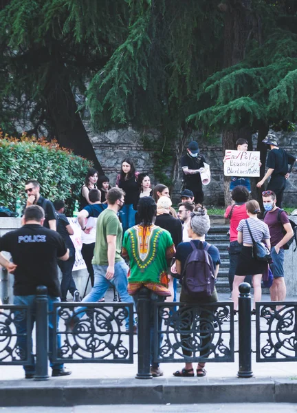 Młoda Dziewczyna Trzyma Znak Protestu Koniec Brutalności Policji Czarne Życie — Zdjęcie stockowe