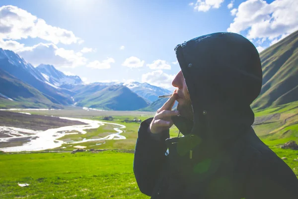 Männliche Person Verdeckte Sein Gesicht Mit Einer Zigarette Der Hand — Stockfoto