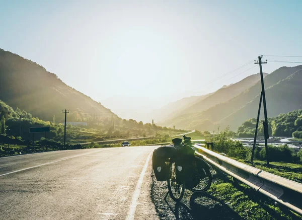 Bicicletta Carico Con Borse Laterali Piedi Sul Lato Della Strada — Foto Stock