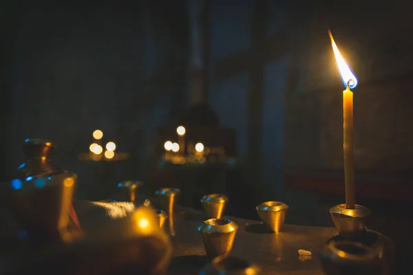 Eine Einzelne Kerze Einem Metallhalter Brennt Während Der Messe Einer — Stockfoto