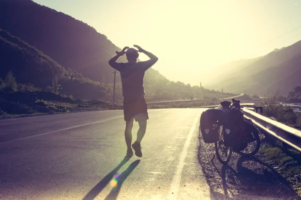 사람은 자전거 여행을 하면서 길가에서 머리에 때문에 좌절감을 느낀다 여행하는 — 스톡 사진