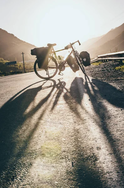 Immagine Sfondo Piedi Bicicletta Turismo Senza Ciclista Sulla Strada Con — Foto Stock