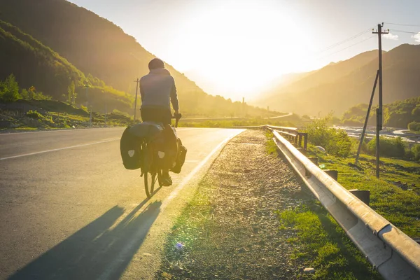 Tvůrčí Pozadí Obrázek Turistické Cyklistiky Venkovské Silnici Západem Slunce Horách — Stock fotografie