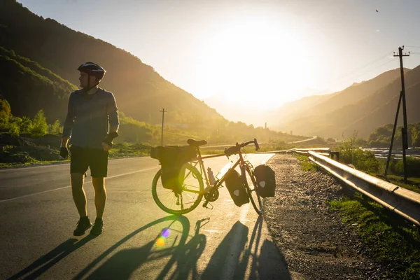 Ciclista Desfrutar Vista Panorâmica Das Montanhas Estrada Enquanto Tempo Pausa — Fotografia de Stock