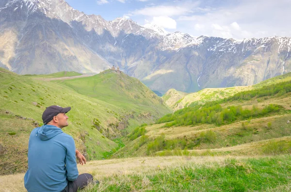 Moler Hombre Sienta Disfruta Las Vistas Kazbegi Nationa Parque Verde —  Fotos de Stock