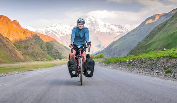 Ciclista Maschio Giro Bicicletta Dal Lato Anteriore Bicicletta Verso Con — Foto Stock