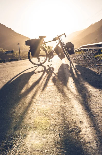 Bakgrundsbild Stående Touring Cykel Utan Cyklist Vägen Med Nocars Cykla — Stockfoto