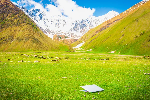 Cuaderno Blanco Con Tapa Cerrada Hierba Con Montañas Fondo Ninguna —  Fotos de Stock