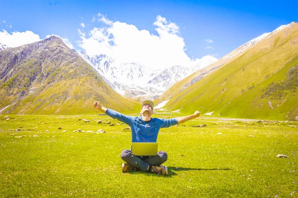 Jeune Homme Avec Des Poings Serrés Les Mains Écartées Vers — Photo