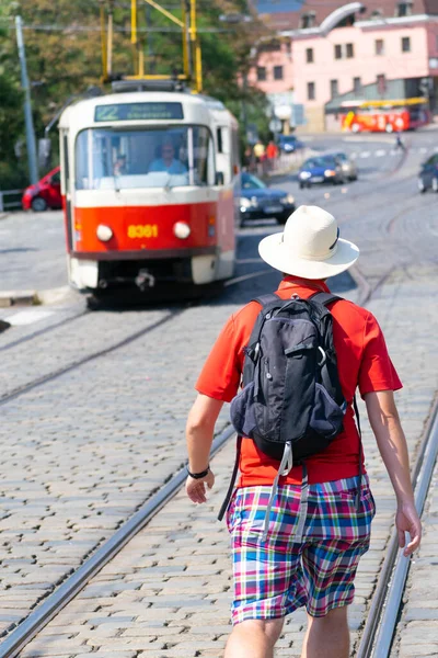 Turista Con Camiseta Roja Sombrero Blanco Desde Parte Trasera Caminando —  Fotos de Stock