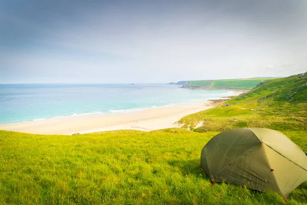 Grünes Zelt Auf Der Linken Seite Des Hintergrundbildes Mit Meeresküste — Stockfoto