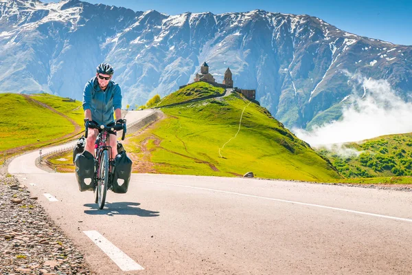 Cycliste Sur Route Dans Nature Caucasienne Pittoresque Avec Monastère Trinité — Photo