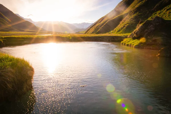 Lac Minéral Dans Vallée Truso Avec Paysage Verdoyant Montagnes Arrière — Photo