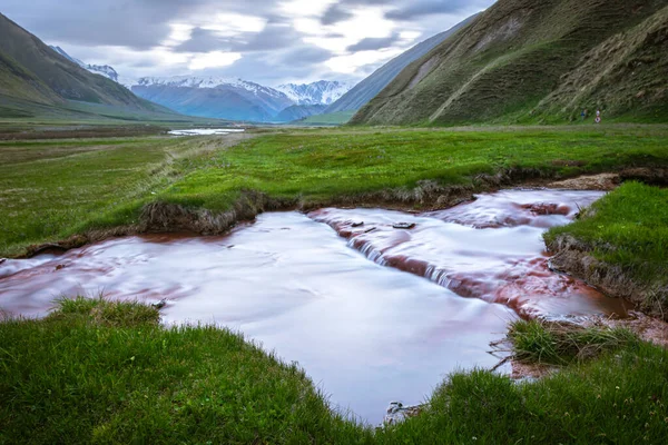 Aguas Minerales Sedosas Estanque Con Verdes Gras Alrededor Dramáticas Montañas — Foto de Stock