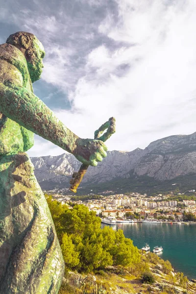 Pionowe Zdjęcie Zbliżenie Statuy Trzymającej Tle Klucz Portem Kurortu Makarska — Zdjęcie stockowe