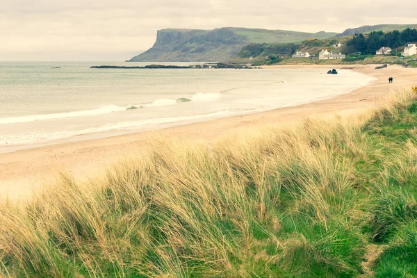 Wild Ballycastle Παραλία Τους Τουρίστες Περπάτημα Και Δίκαιη Κεφάλι Γκρεμό — Φωτογραφία Αρχείου