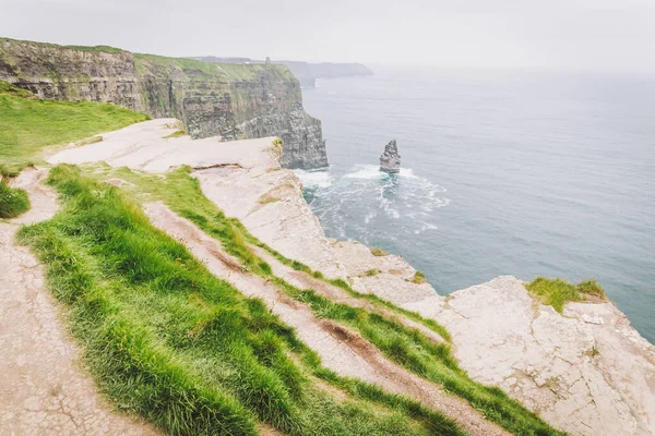 Stimmungsvolle Landschaft Aus Moheren Klippen Mit Dunst Und Nebel Und — Stockfoto