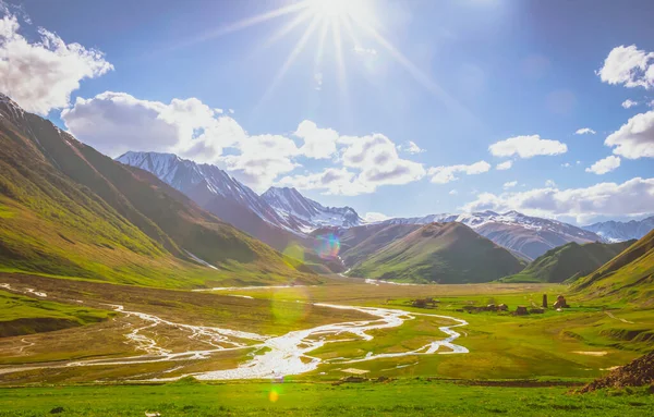 Dağların Dramatik Panoramik Manzarası Nehir Bulutlu Gökyüzü Gökyüzünde Güneş Parlaması — Stok fotoğraf