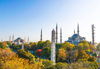 Mavi Cami 'nin panoramik sonbahar manzarası, Obelisk ve Hagia Müzesi ile çevrili. Tarihsel anıtlar ve seyahat yerleri. -İstanbul.Hindi. 2020