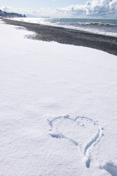 Forma Forma Cuore Neve Bianca Con Faggio Roccioso Vista Mare — Foto Stock