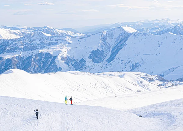 Panoramisch Uitzicht Kaukasus Bergen Met Drie Skiërs Heuvel Poseren Skivakanties — Stockfoto