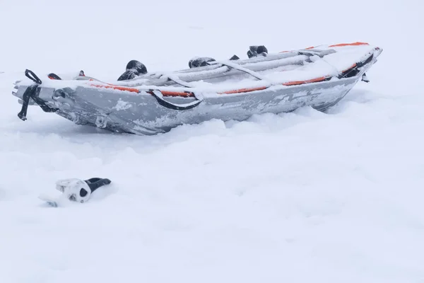 Slitta Emergenza Sulla Neve Senza Persone Sci Sepolti Sotto Neve — Foto Stock