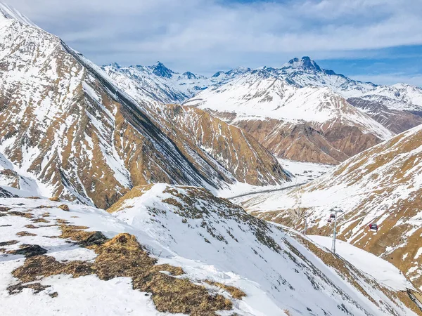 Kaukasus Bergen Variëren Met Gesmolten Sneeuw Skihutten Die Aan Rechterkant — Stockfoto