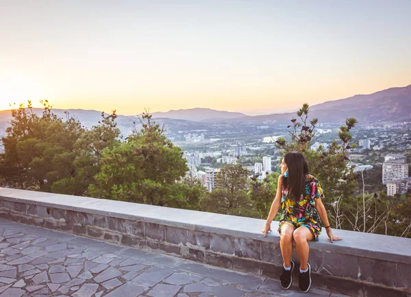 Genç Kız Maskesiz Oturur Arka Planda Panoramik Şehir Manzarasıyla Gün — Stok fotoğraf
