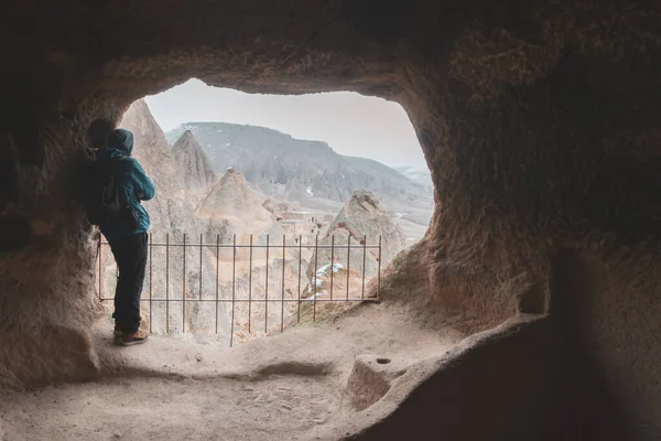 Reiziger Vanuit Grot Kijkt Uit Vallei Van Selime Sprookjesschoorstenen Met — Stockfoto