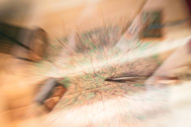 Haritadaki klasik bıçak ve diğer arama aksesuarları ile ortaya seçici odaklı topografik haritanın arka plan resmi