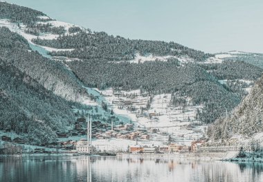 Uzungol manzaralı göl manzaralı panorama, Türkiye 'de geleneksel Türk camisi, yaşam evleri ve ormanları ile birlikte. Türkiye' de kış tatili. 2020
