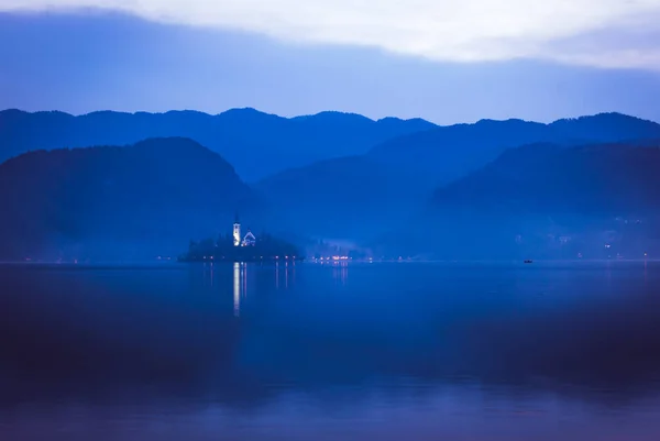 Igreja Maria Rainha Ilha Lago Sangrado Durante Hora Azul Com — Fotografia de Stock