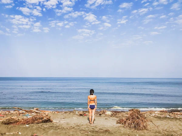 Молода Дівчина Стоїть Пляжі Дивлячись Морську Сторону Пережиту Сміттям Глобальні — стокове фото