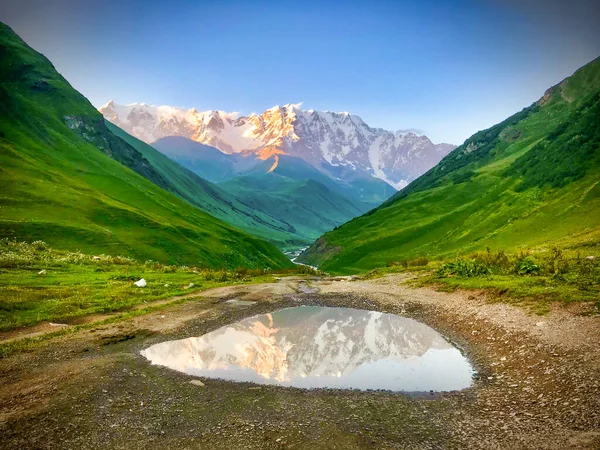 Río Pataria Enguri Región Svaneti Reflejo Las Montañas Del Cáucaso — Foto de Stock