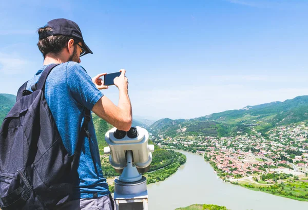 Muž Turista Modré Košili Stojí Vyhlídkového Dalekohledu Drží Mobilní Telefon — Stock fotografie