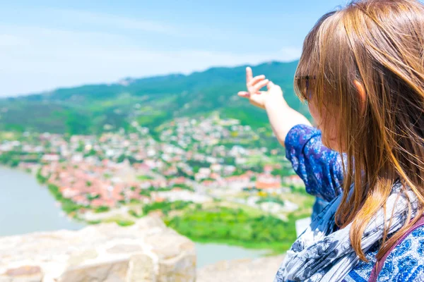 Close Morena Mulher Feminina Aponta Mão Para Mtskheta Cidade Georgia — Fotografia de Stock