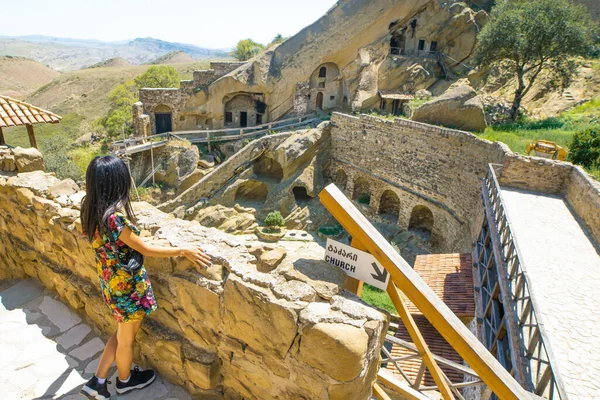 Дівчатка Туристи Стоять Біля Стіни Дивляться Подвір Монастиря Давид Гареджі — стокове фото