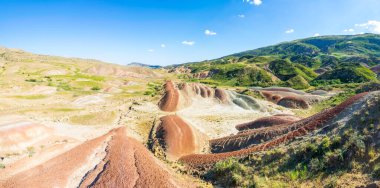 Panoramik geniş açı manzaralı eşsiz renkli arazi yapıları 