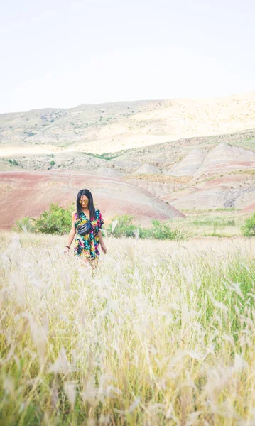 Vertical Image Girl Distance Going Throug Wil Field Rainbow Color — Stock Photo, Image