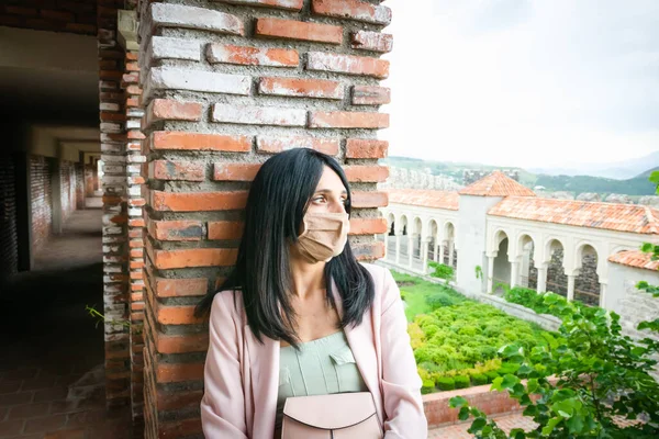 Grl Morena Elegante Com Máscara Senta Pensa Lugar Público Memórias — Fotografia de Stock