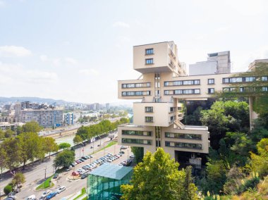 Gürcistan Merkez Bankası 'nın önünde park alanı, arkasında Tiflis şehri manzarası var. 2 Ekim 2020. Tiflis. Georgia