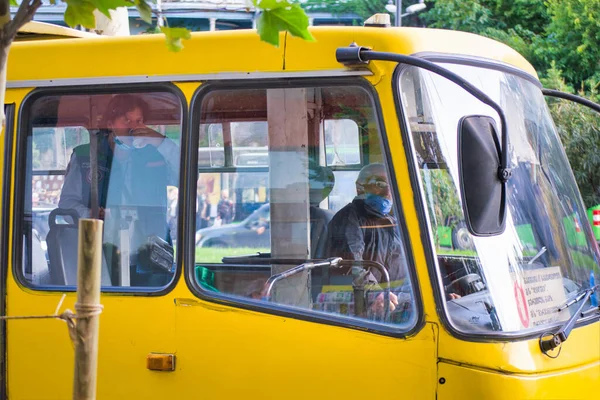 Primer Plano Del Autobús Urbano Amarillo Tradicional Con Conductor Conductor —  Fotos de Stock