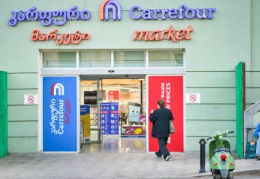 Kadın, salgın sırasında Tiflis 'te Carrefour süpermaketine giriyor. 7 Ekim 20.tbilisi.Gürcistan