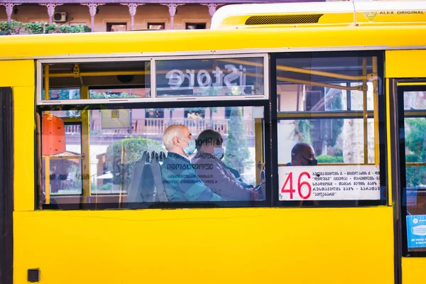 Eine Gruppe Älterer Menschen Sitzt Einem Gelben Bus Mit Öffentlichen — Stockfoto