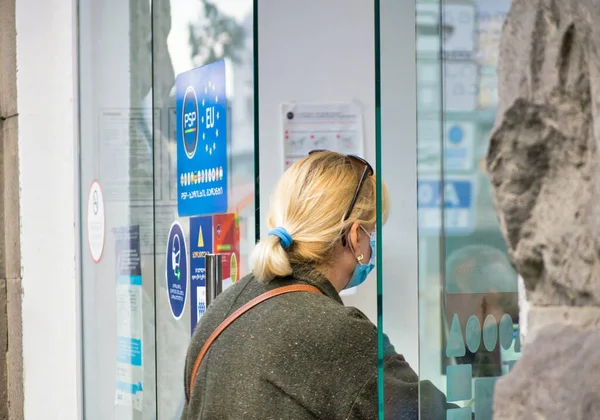 Mujer Con Mascarilla Está Entrando Farmacia Con Muchos Signos Advertencia — Foto de Stock