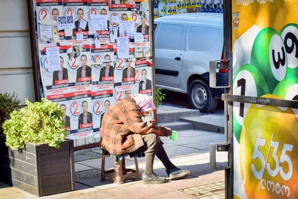 Stará Žena Sedí Plastikovém Křesle Prosí Changa Který Drží Zelený — Stock fotografie